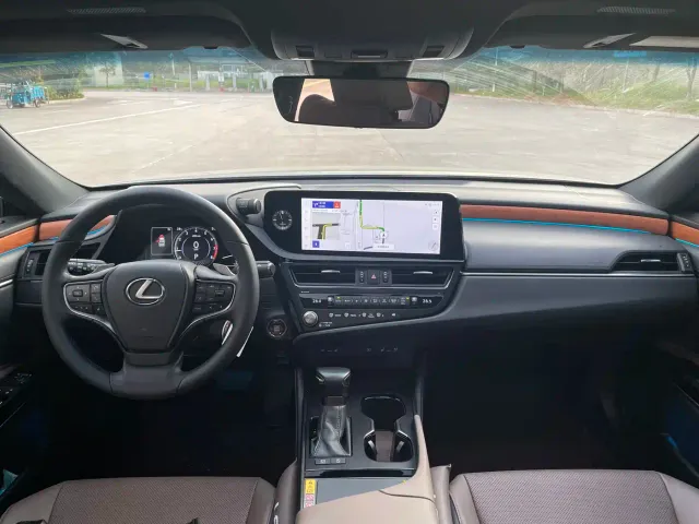 Lexus ES — Фото автомобиля 14