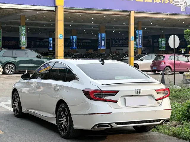 Honda Accord — Фото автомобиля 12