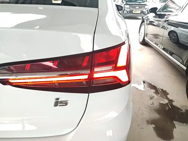 Roewe i5 — Фото автомобиля 7