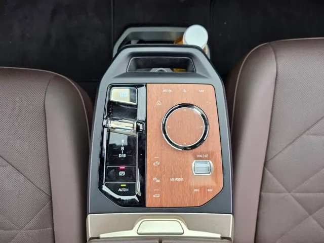 BMW iX — Фото автомобиля 21