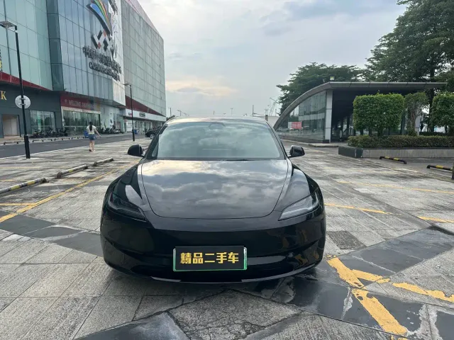 Tesla Model 3 — Фото автомобиля 2