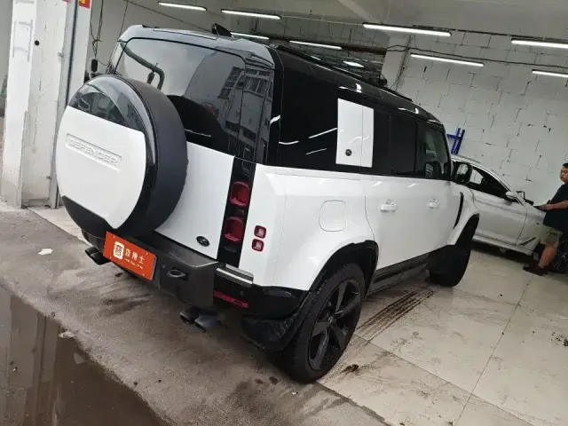 Land Rover Defender — Фото автомобиля 9
