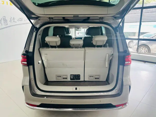 Roewe iMAX8 — Фото автомобиля 17