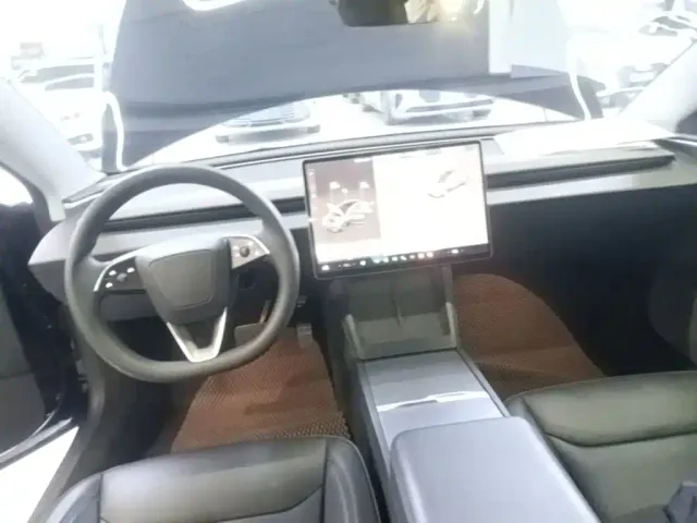 Tesla Model 3 — Фото автомобиля 17