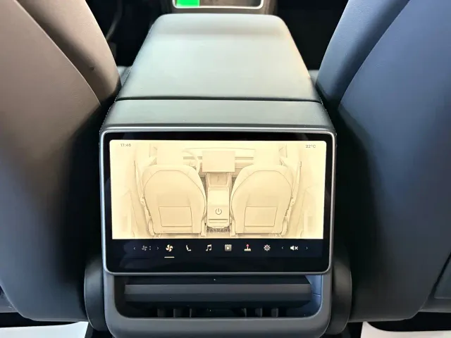 Tesla Model Y — Фото автомобиля 12