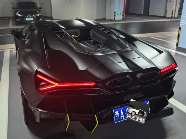 Lamborghini Revuelto — Фото автомобиля 2