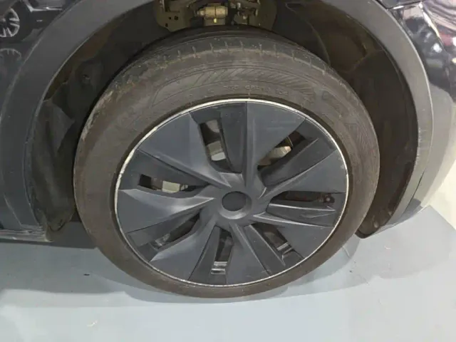 Tesla Model Y — Фото автомобиля 11