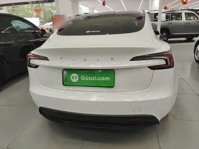Tesla Model 3 — Фото автомобиля 5