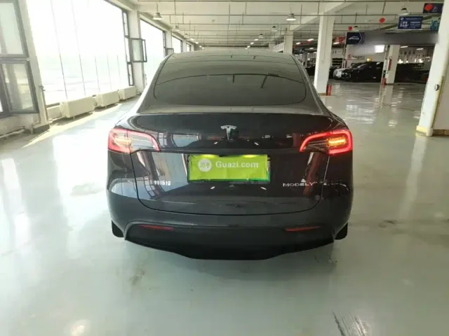 Tesla Model Y — Фото автомобиля 5