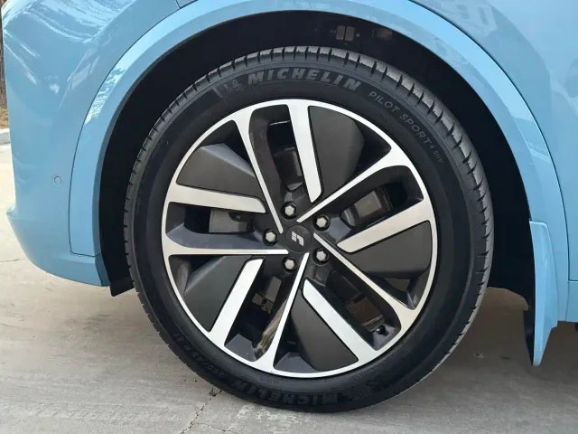 Li Auto L8 — Фото автомобиля 23