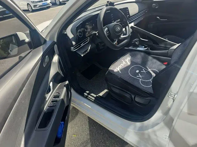 Hyundai Elantra — Фото автомобиля 12
