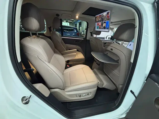 Li Auto i8 — Фото автомобиля 16