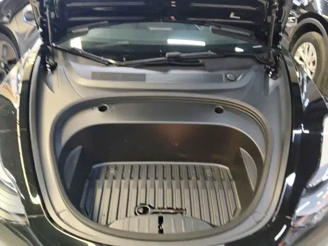 Tesla Model 3 — Фото автомобиля 19