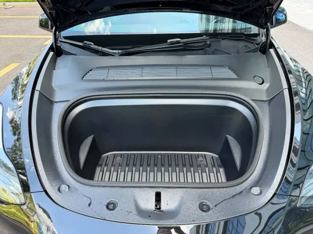 Tesla Model Y — Фото автомобиля 15