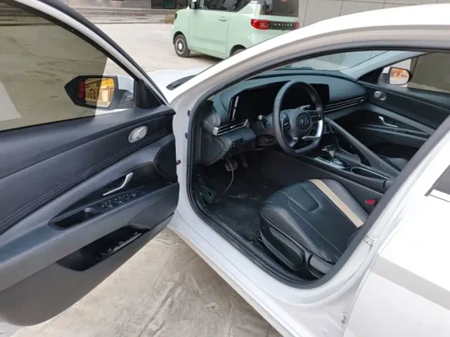 Hyundai Elantra — Фото автомобиля 15