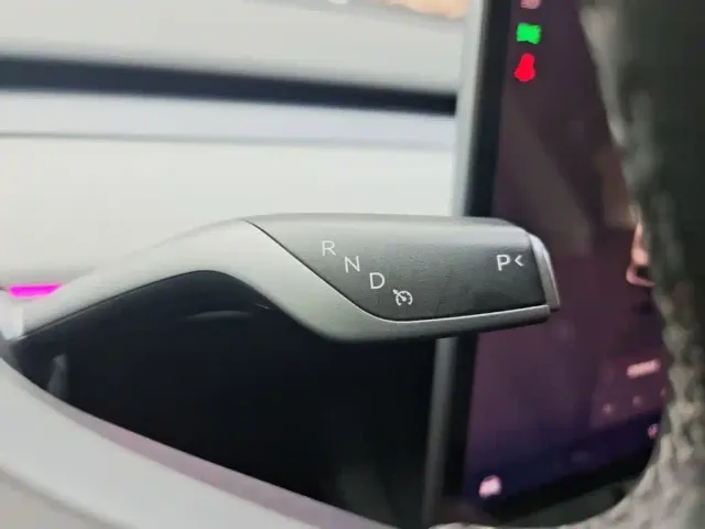Tesla Model Y — Фото автомобиля 13