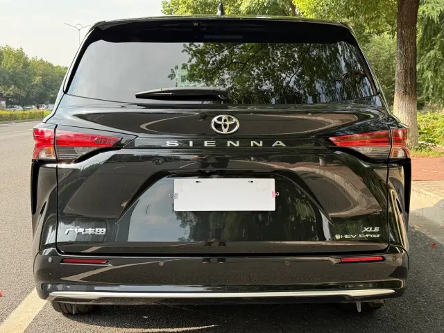 Toyota Sienna — Фото автомобиля 16