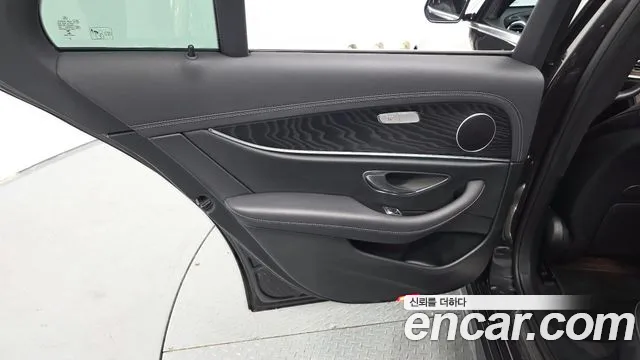 Mercedes-Benz E-Class — Фото автомобиля 24
