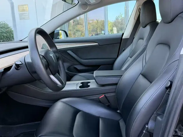 Tesla Model 3 — Фото автомобиля 5