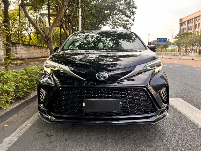 Toyota Sienna — Фото автомобиля 2
