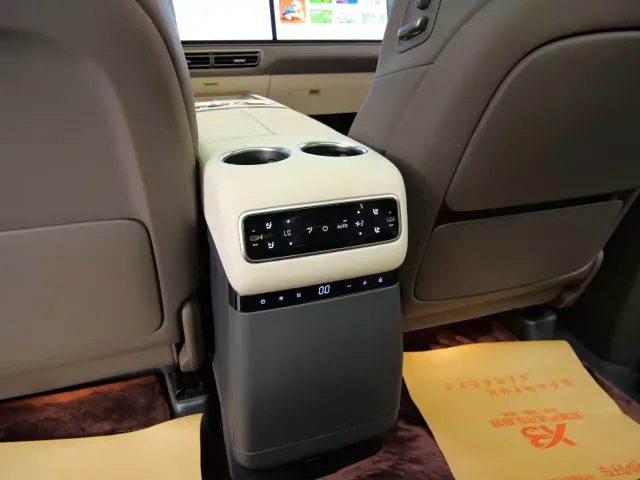 Li Auto MEGA — Фото автомобиля 16