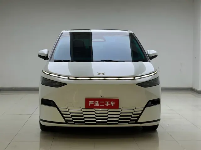 Xpeng X9 — Фото автомобиля 2