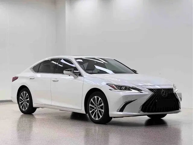 Lexus ES — Фото автомобиля 3