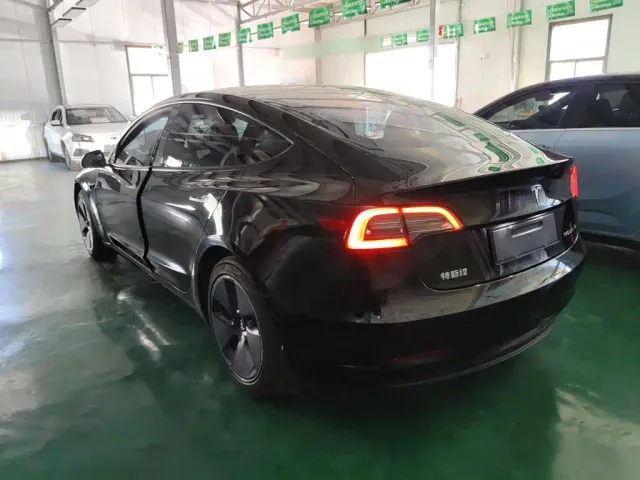 Tesla Model 3 — Фото автомобиля 22