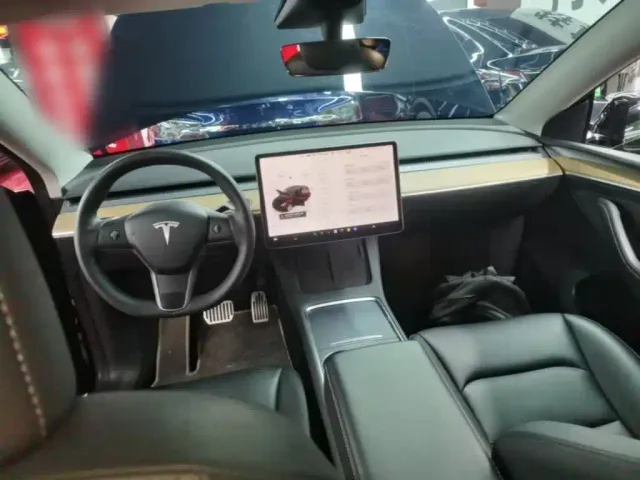 Tesla Model Y — Фото автомобиля 9