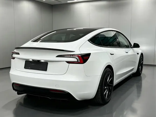 Tesla Model 3 — Фото автомобиля 4