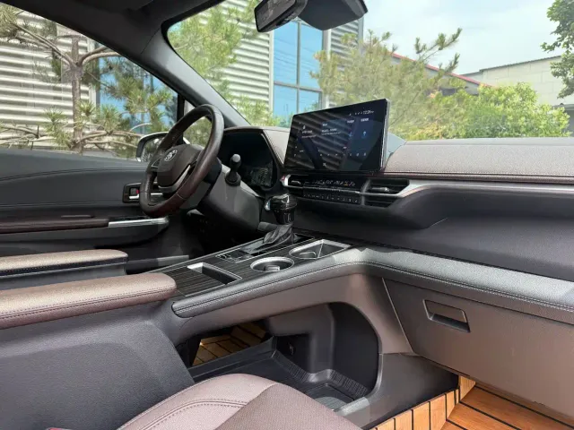 Toyota Sienna — Фото автомобиля 2