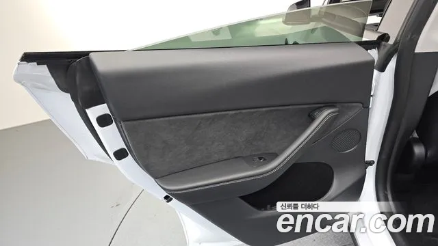 Tesla Model Y — Фото автомобиля 13