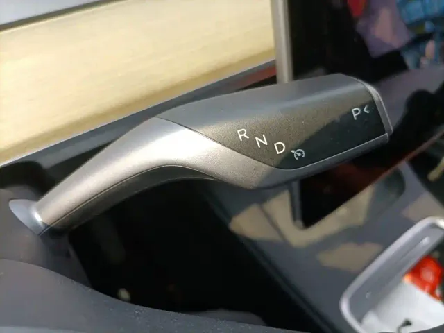 Tesla Model Y — Фото автомобиля 10