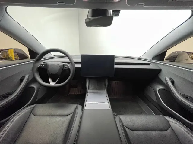Tesla Model 3 — Фото автомобиля 8