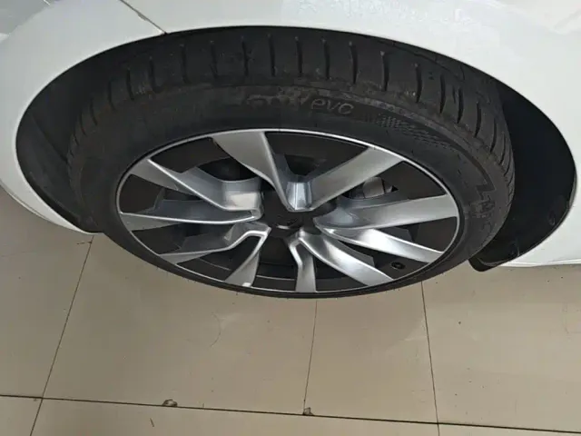 Tesla Model 3 — Фото автомобиля 22