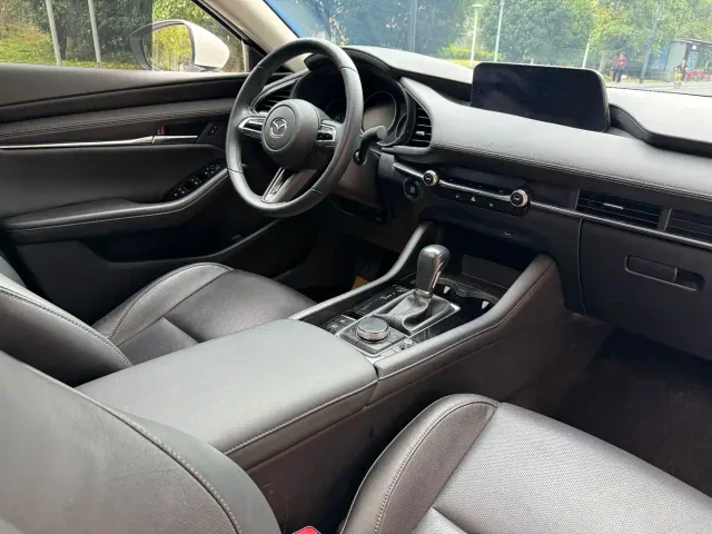 Mazda Axela — Фото автомобиля 9