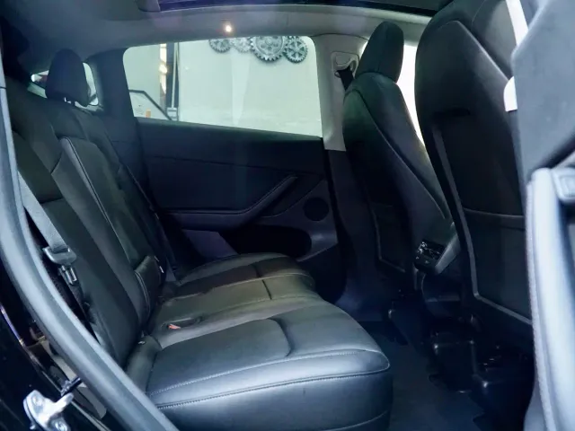 Tesla Model Y — Фото автомобиля 9
