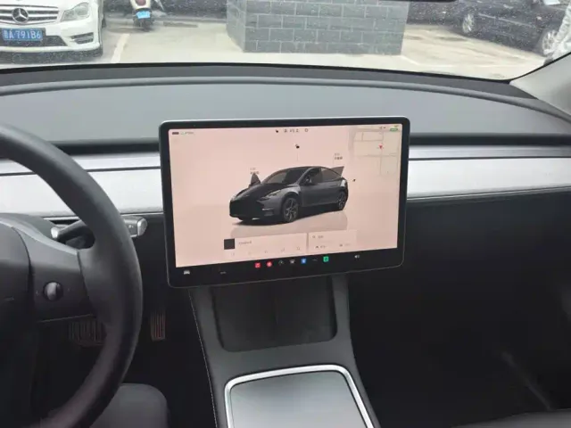 Tesla Model Y — Фото автомобиля 13