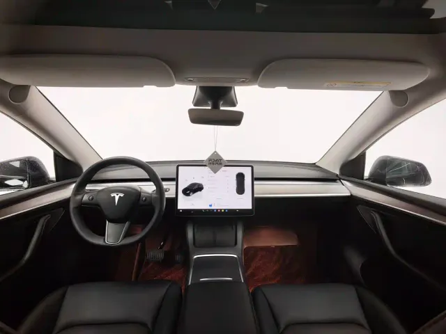Tesla Model Y — Фото автомобиля 18