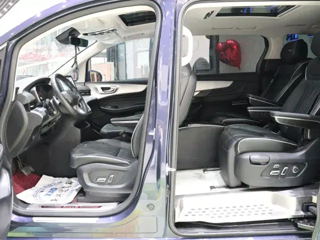 Roewe iMAX8 — Фото автомобиля 7