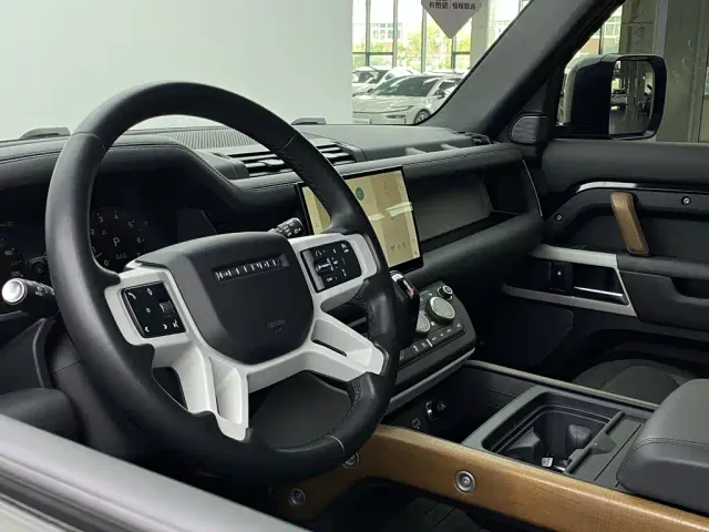 Land Rover Defender — Фото автомобиля 24