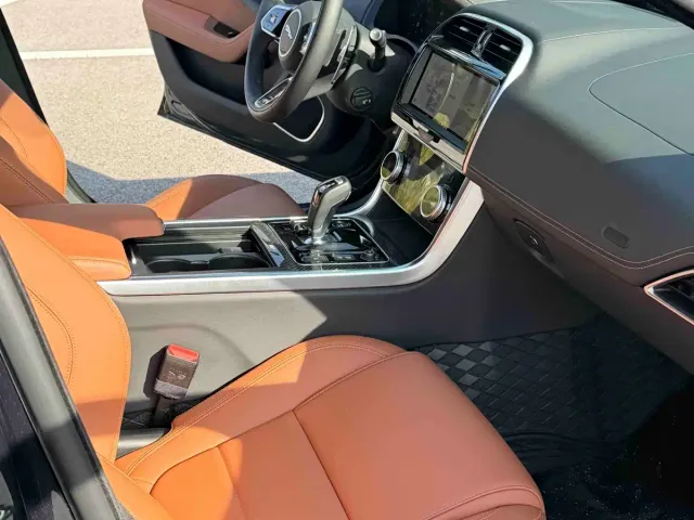 Jaguar XEL — Фото автомобиля 5