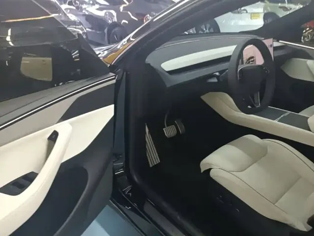 Tesla Model Y L — Фото автомобиля 15