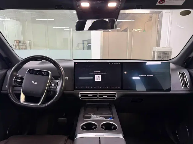 Li Auto L8 — Фото автомобиля 15
