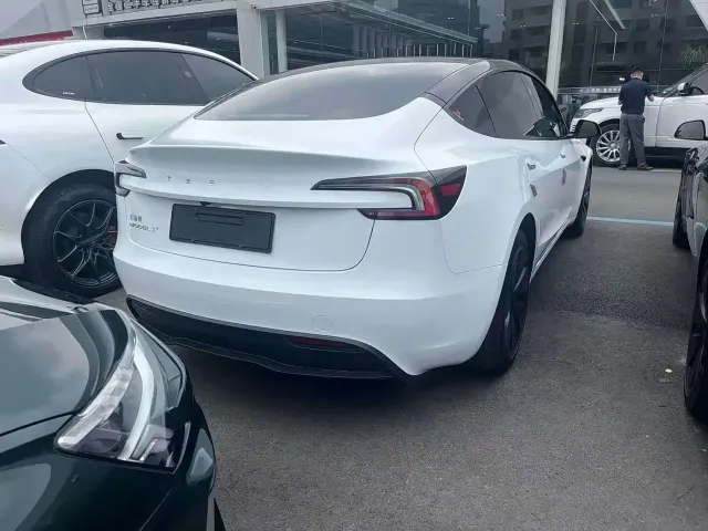 Tesla Model 3 — Фото автомобиля 7