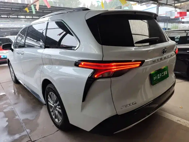 Toyota Sienna — Фото автомобиля 4