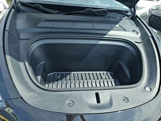 Tesla Model Y — Фото автомобиля 19