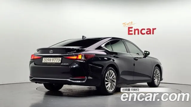 Lexus ES Generation 7 — Фото автомобиля 2
