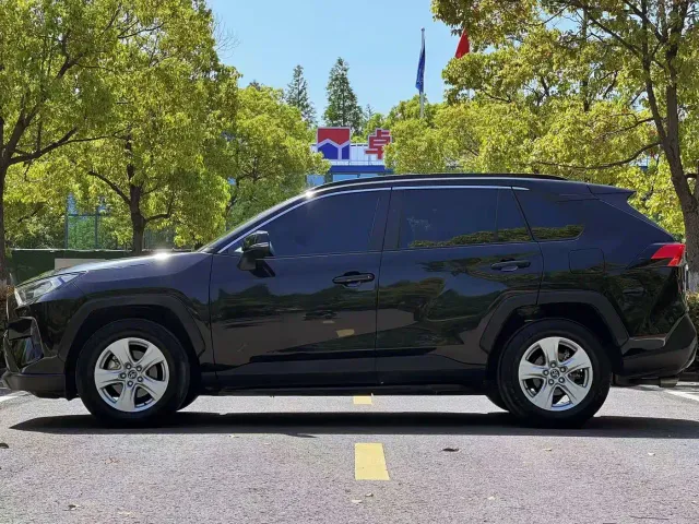 Toyota RAV4 — Фото автомобиля 8