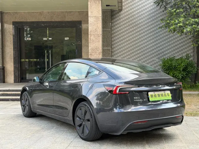 Tesla Model 3 — Фото автомобиля 3